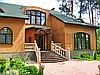 Аренда меблированного особняка с соснами
